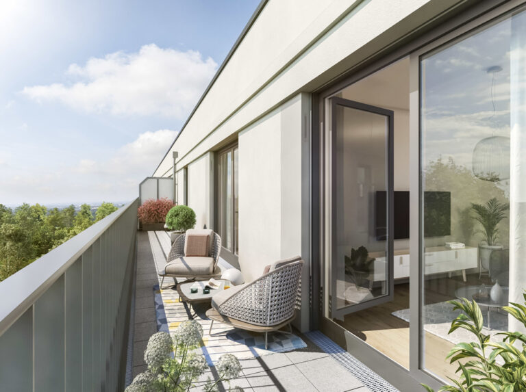 Heller Balkon mit modernen Möbeln und Pflanzen.