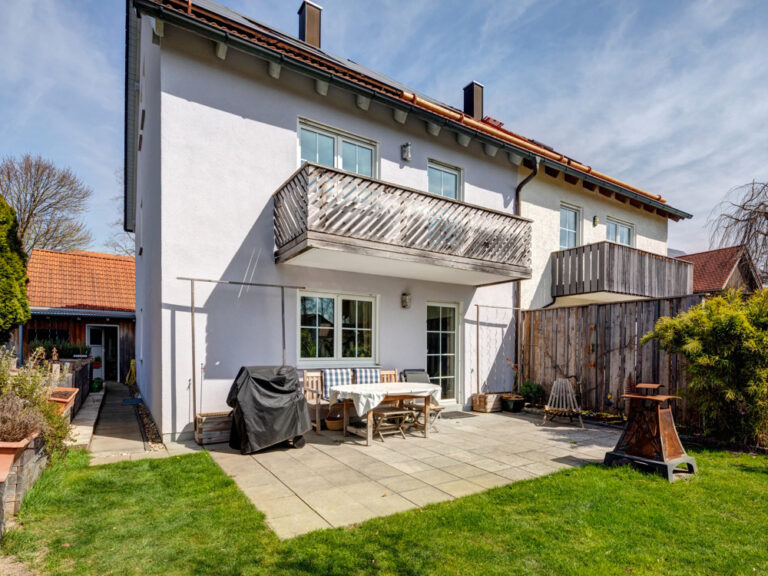 Hinteransicht eines modernen Hauses mit Balkon.
