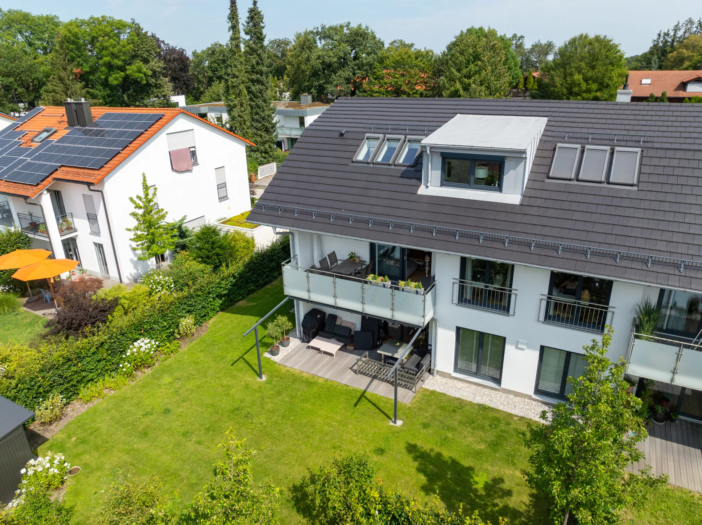 Moderne Immobilie mit Terrasse und Garten