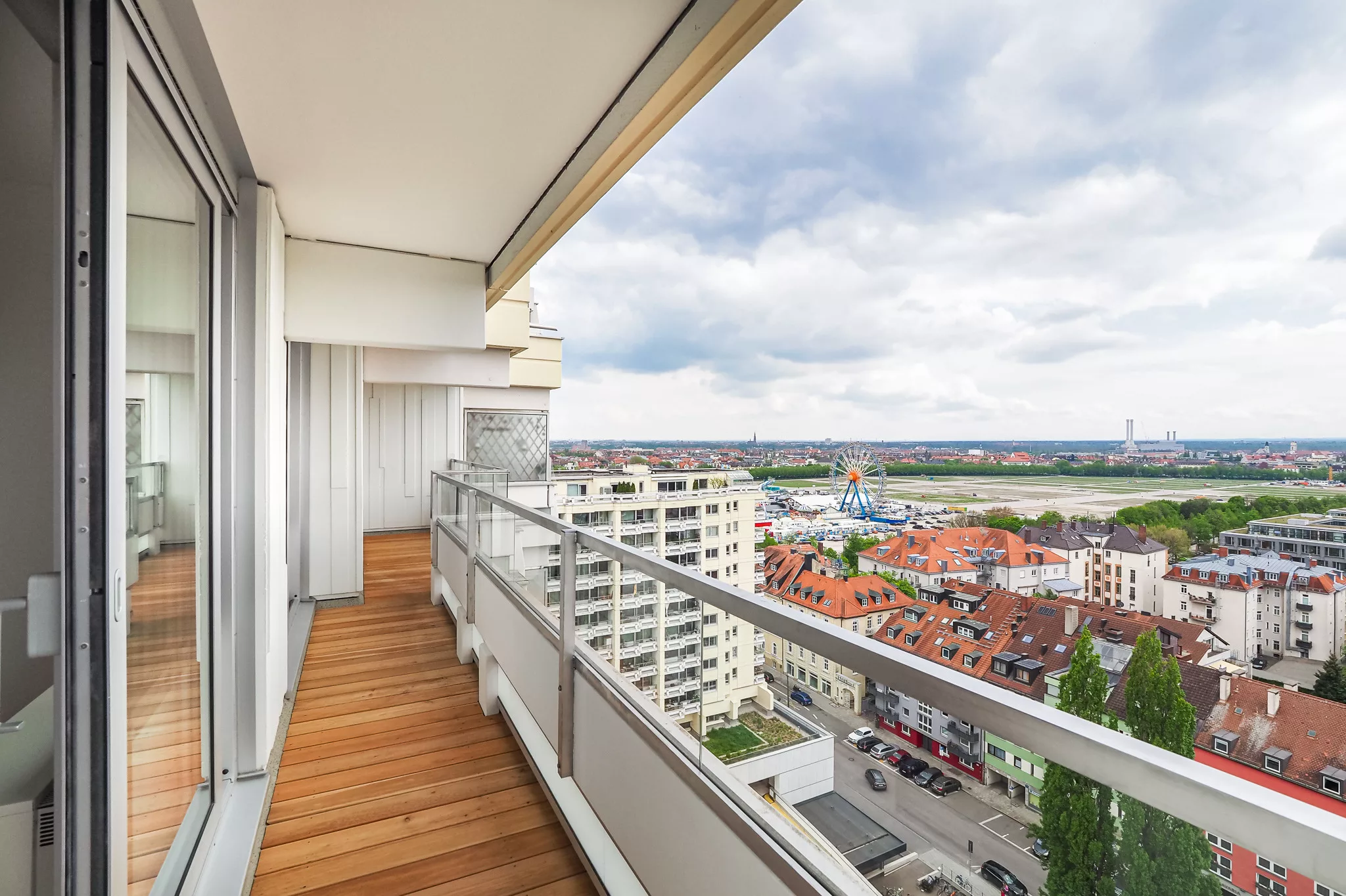 Balkon mit Blick über München