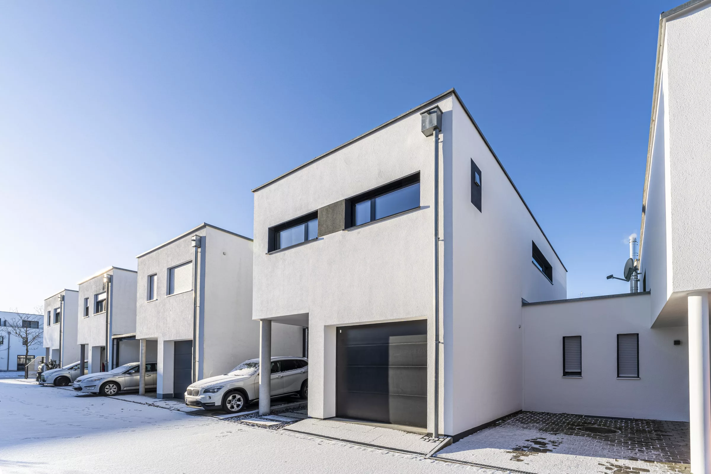 Moderne, minimalistische Reihenhäuser im Winter