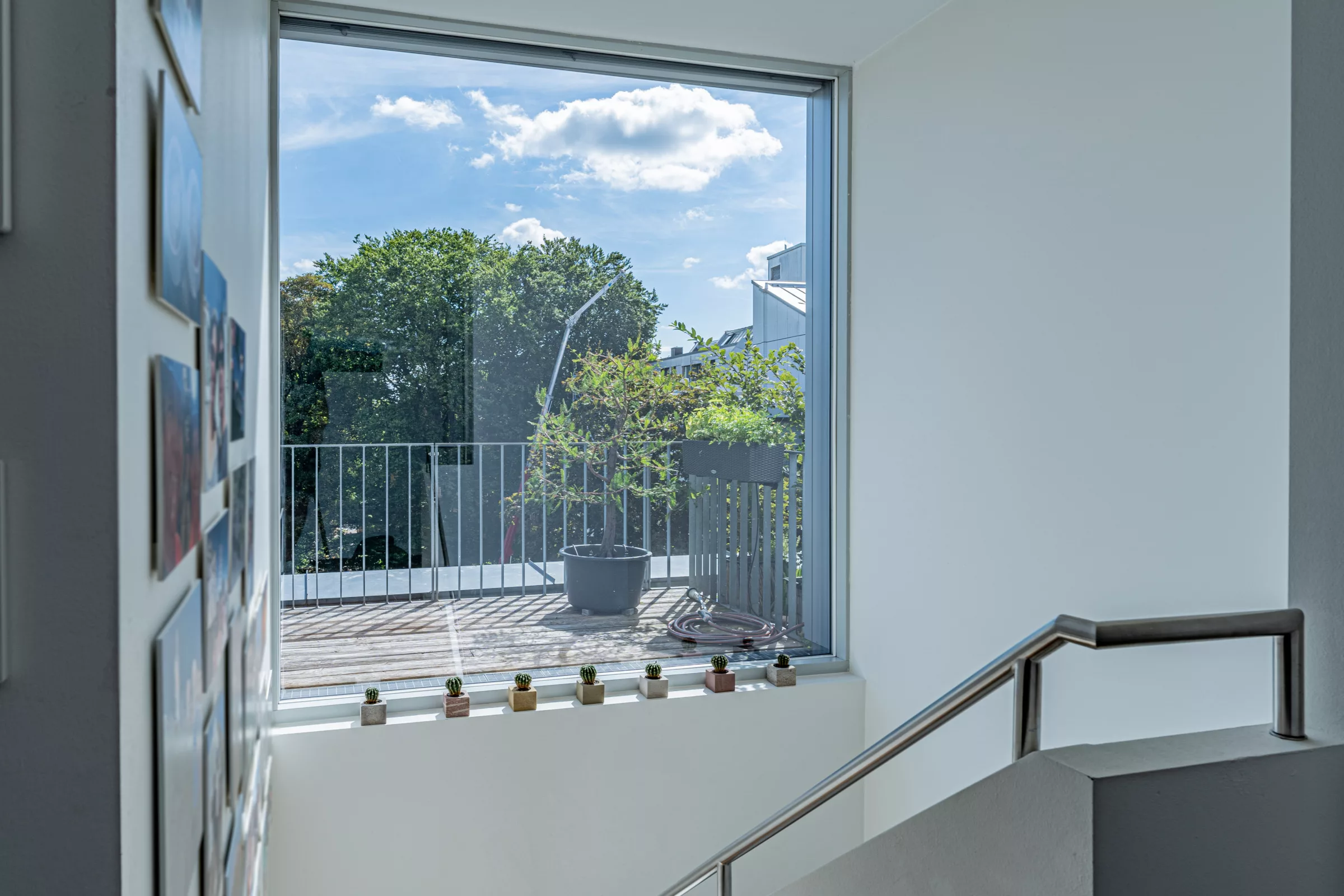 Großes Fenster zum Balkon im Treppenhaus einer Wohnung in Berg am Laim