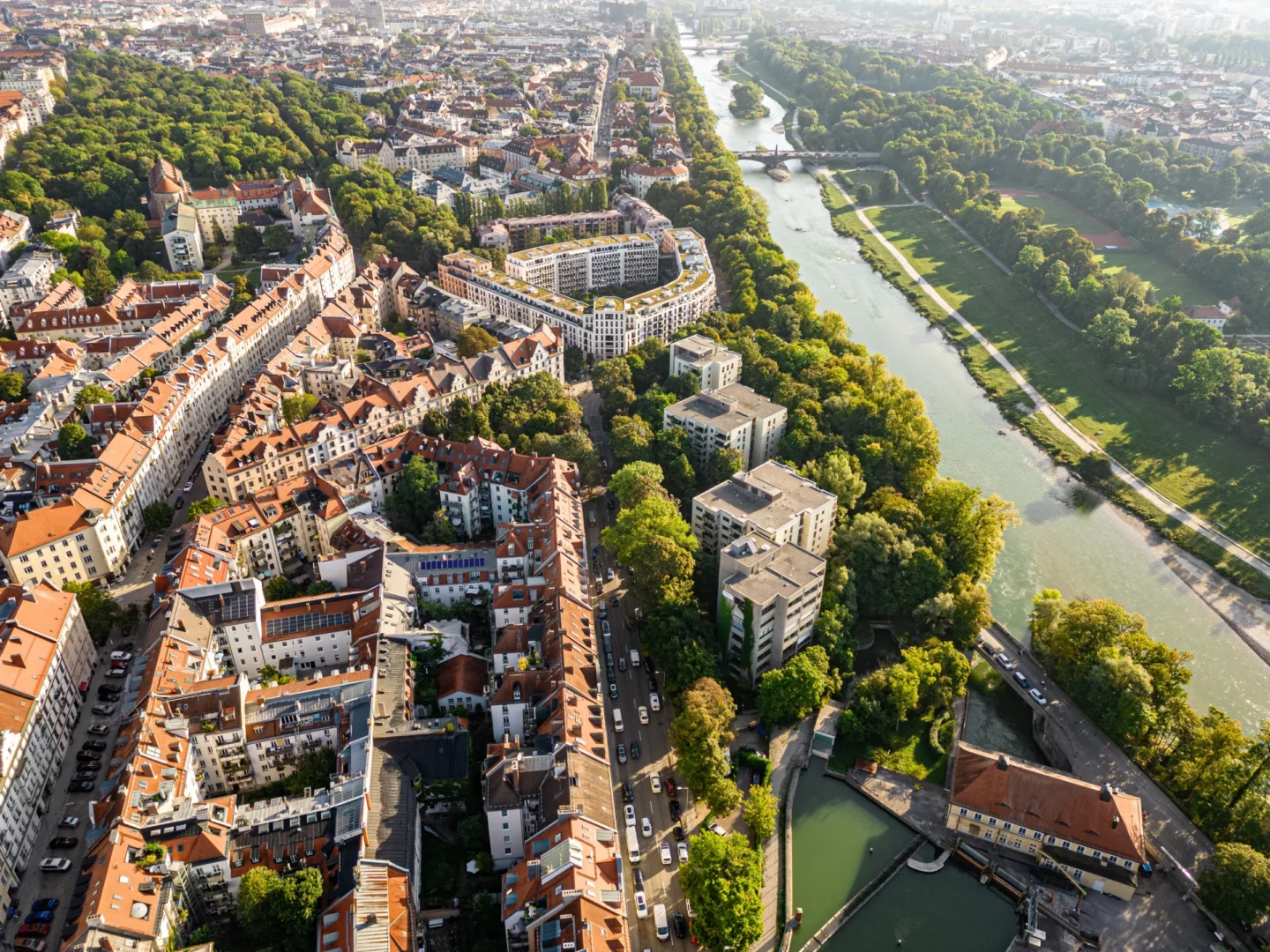Drohnenflug über die Isar und schönsten Viertel von München