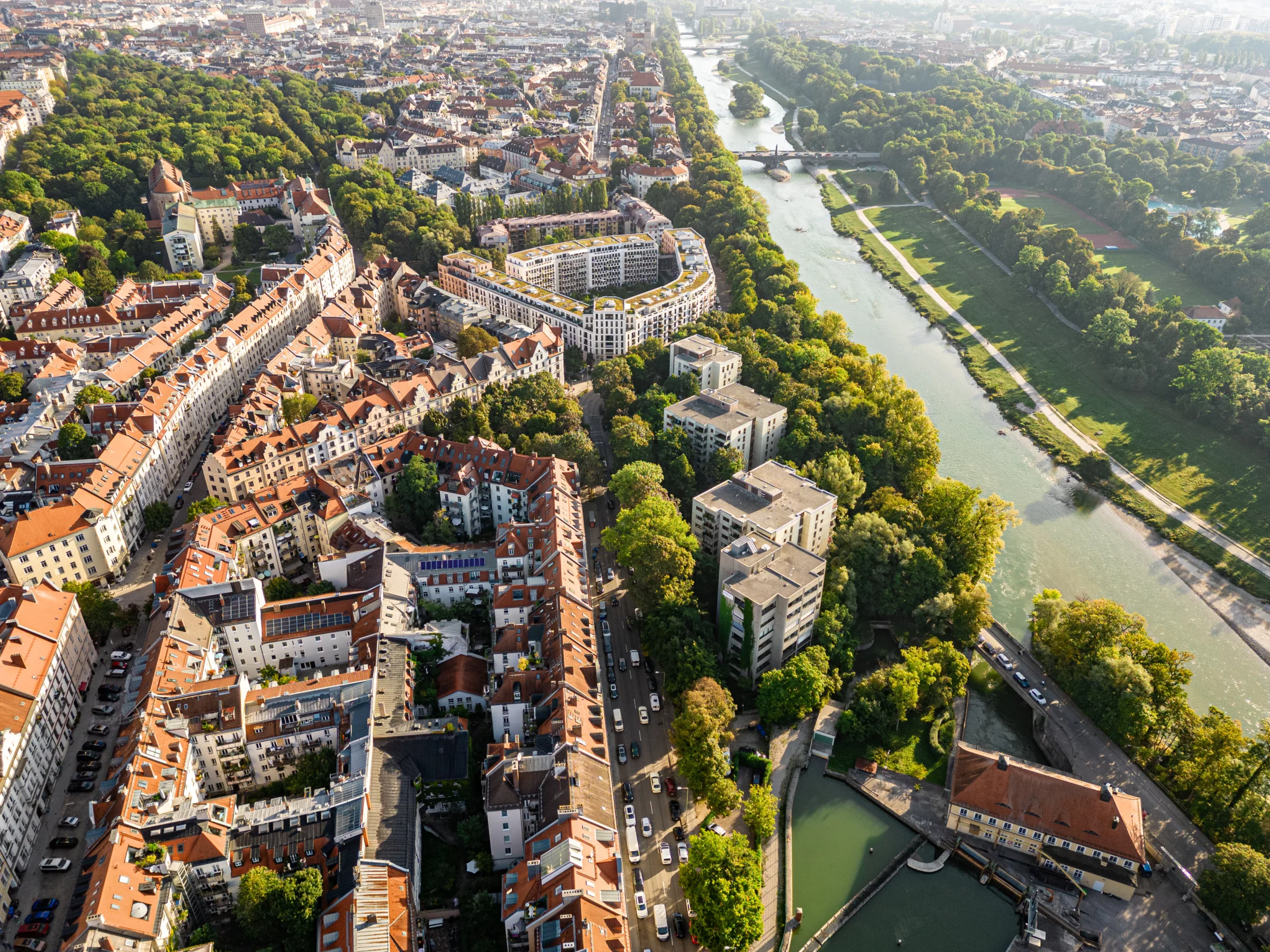 Drohnenflug über die Isar und schönsten Viertel von München