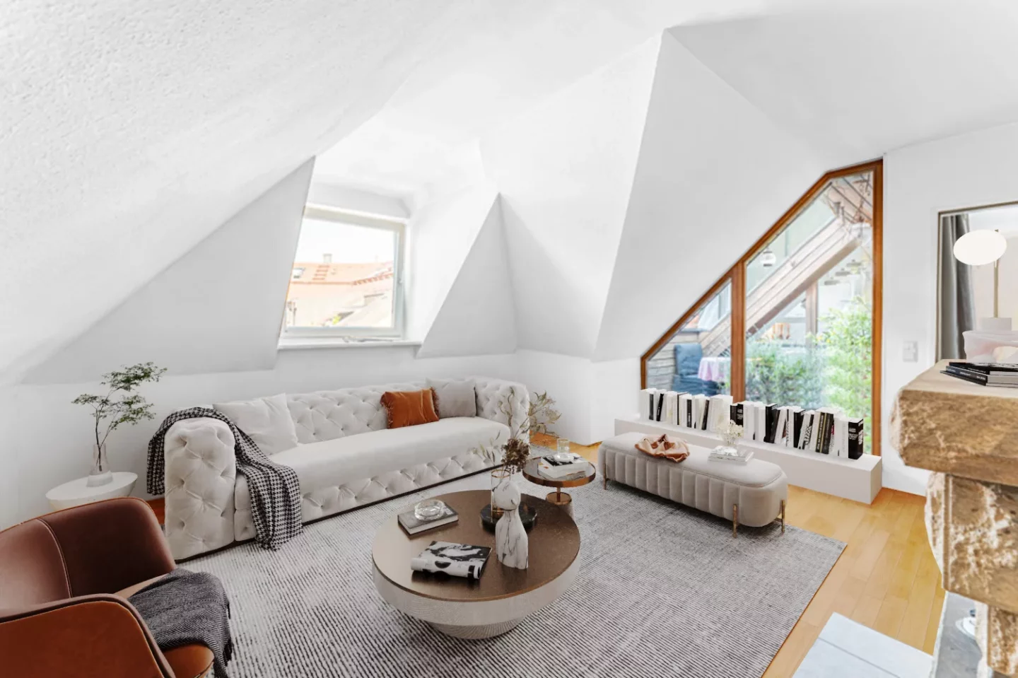 Verwinkeltes Wohnzimmer unter dem Dach mit moderner Einrichtung in Harlaching