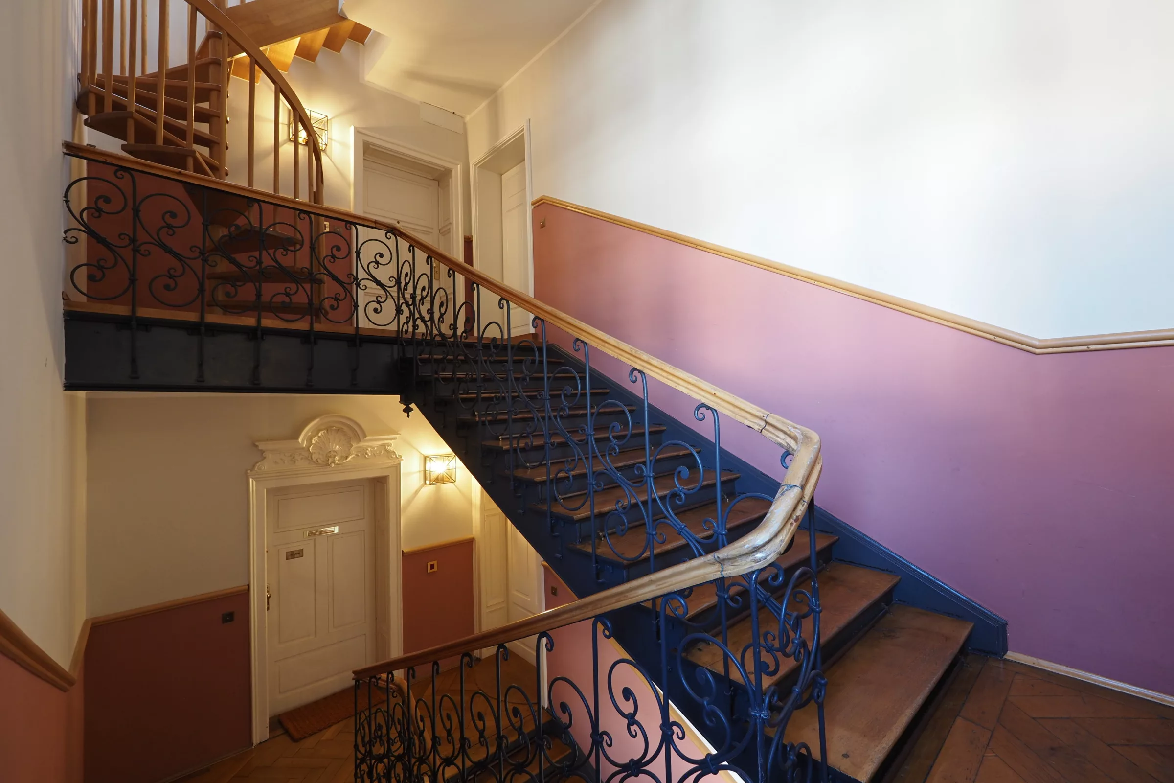 Treppenhaus eines Altbaus in München mit Holzböden