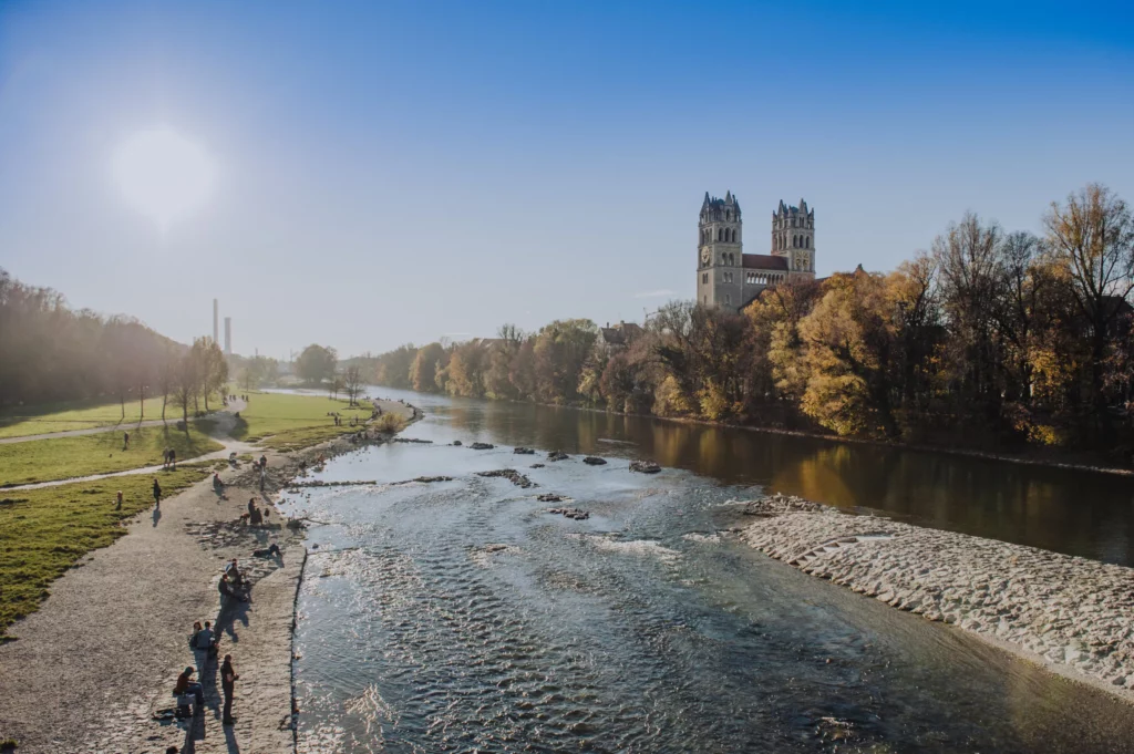 Blick auf die Isar im Herbst