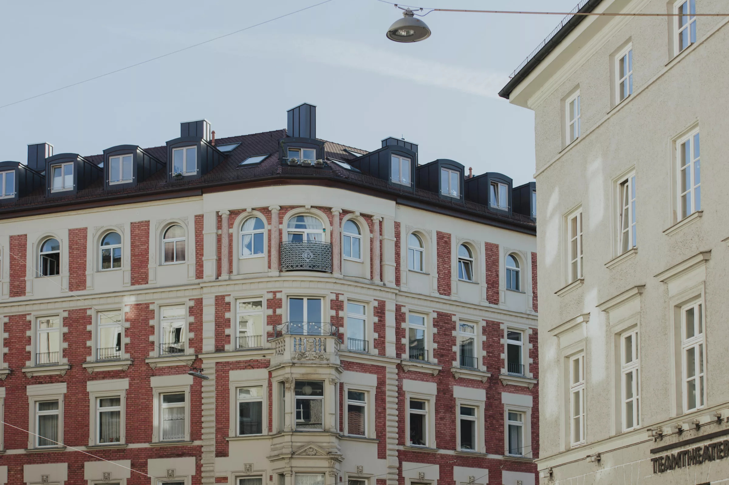 Altbau mit rosanen Ziegeln in der Ludwigvorstadt-Isarvorstadt