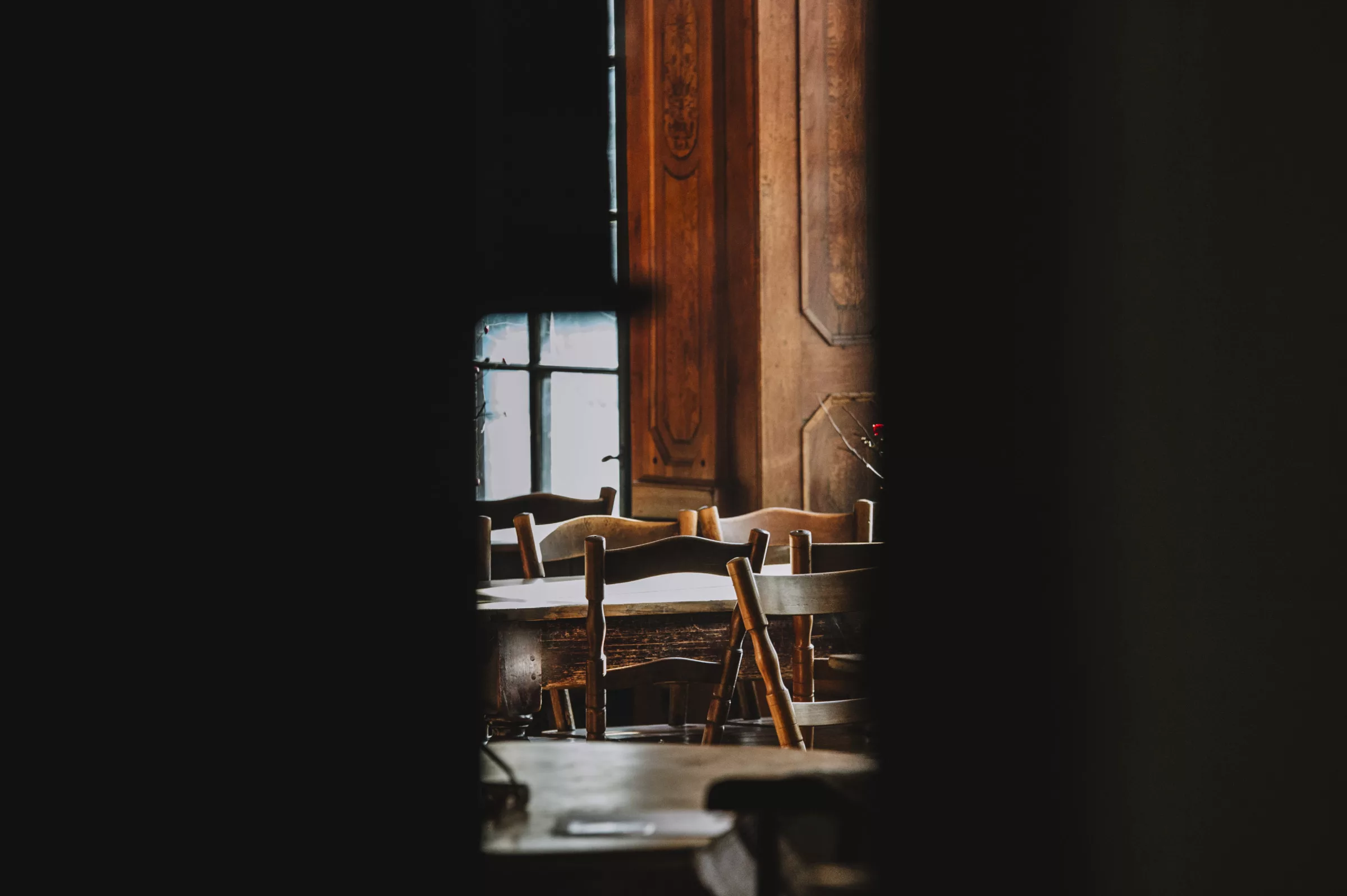 Blick in eine bayerische Gaststätte mit Holzmöbeln in Freising
