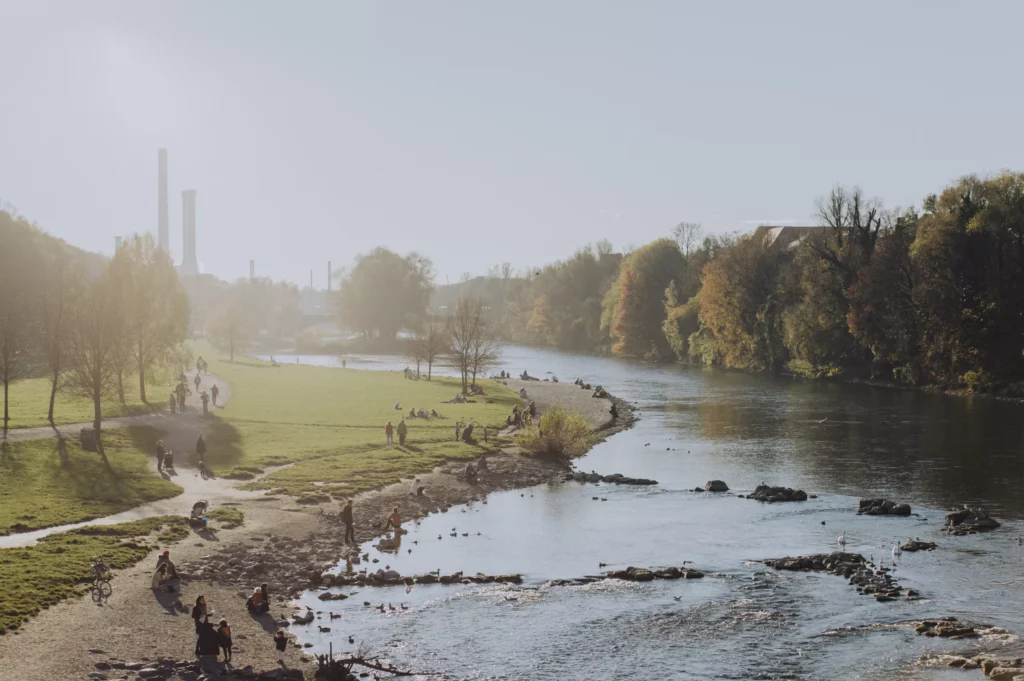 Blick auf die Isar in München an einem Herbstabend
