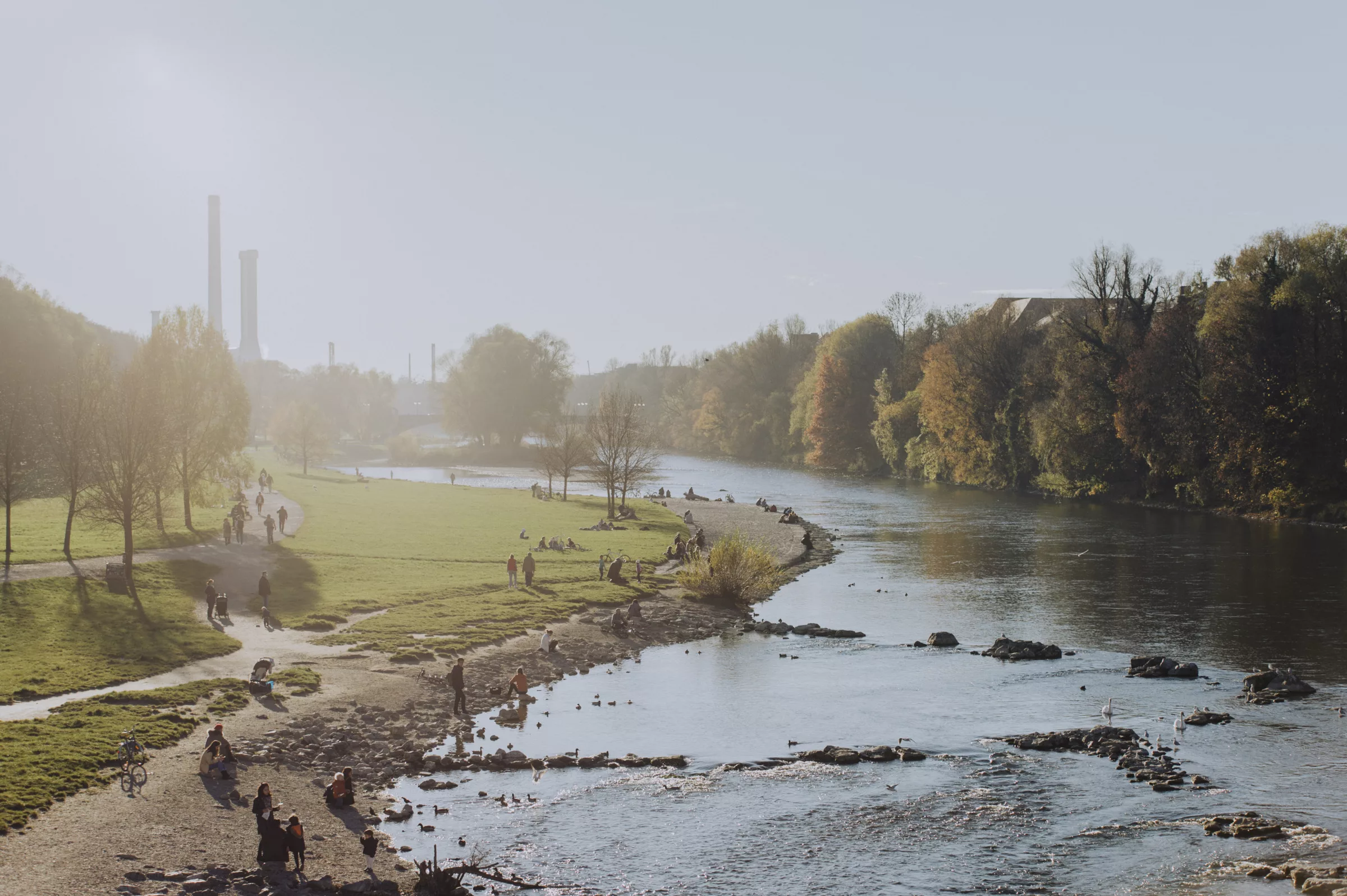 Blick auf die Isar in München an einem Herbstabend