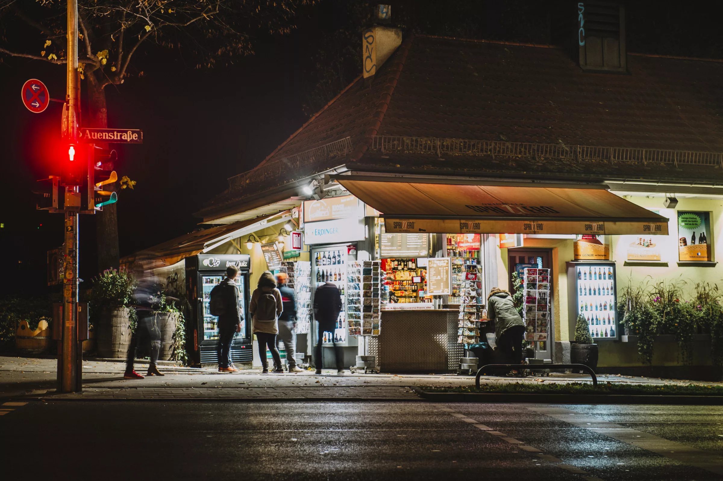 Ein Kiosk am Abend in der Ludwigvorstadt-Isarvorstadt