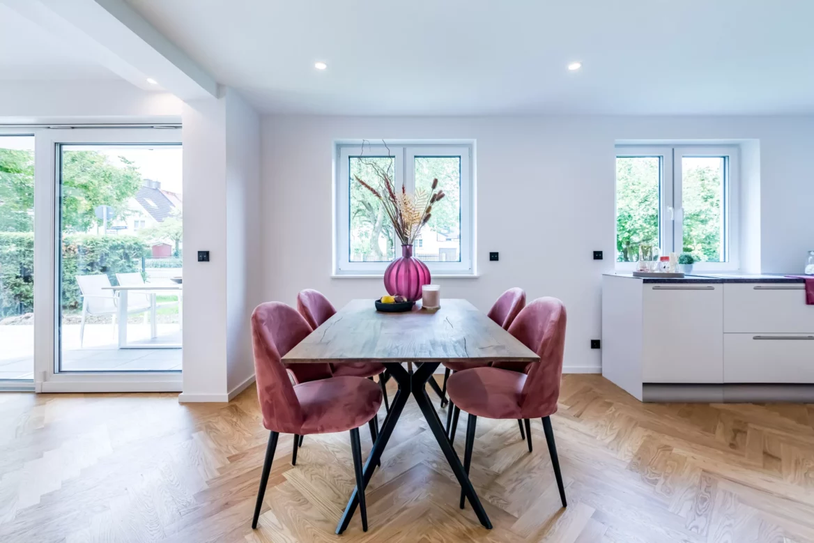 Modern eingerichtetes Esszimmer in einer schönen Wohnung mit Holzboden