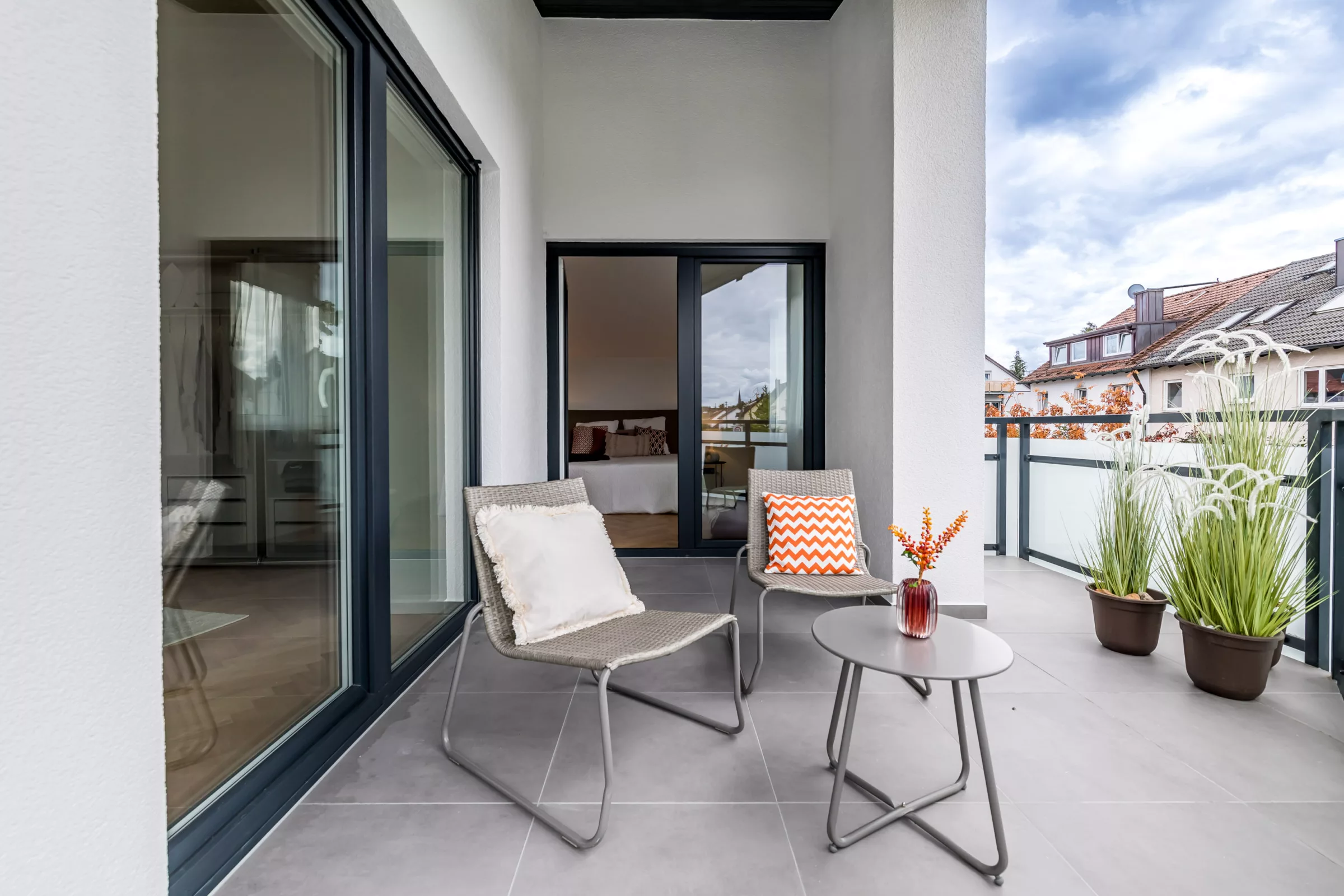 Großer Balkon mit Pflanzen und Stühlen einer Wohnung in Freimann