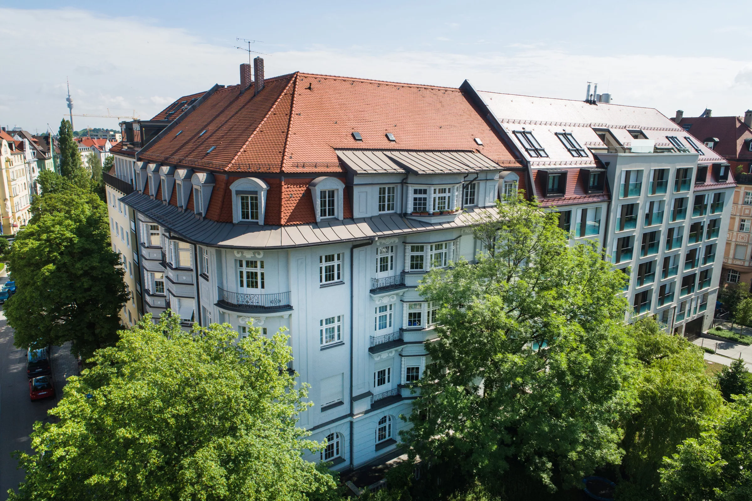 Schöner Altbau mit hohen Bäumen in München