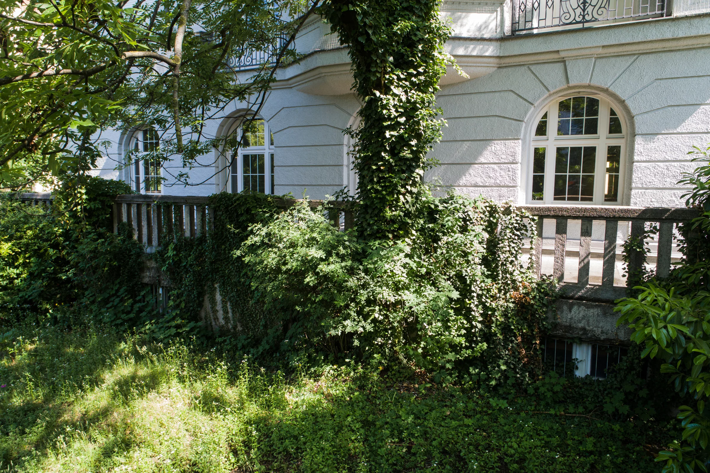 Schöner Altbau mit großem Garten und Bäumen in Bogenhausen