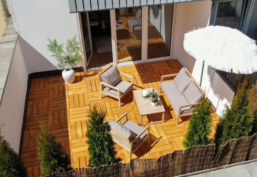Sonnige Dachterrasse mit Pflanzen und Möbeln in Aubing