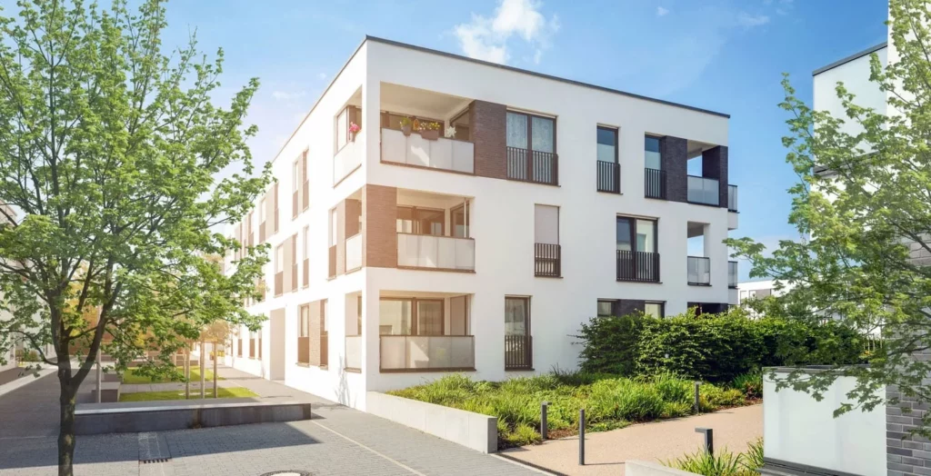 Neubauhaus mit vielen Bäumen