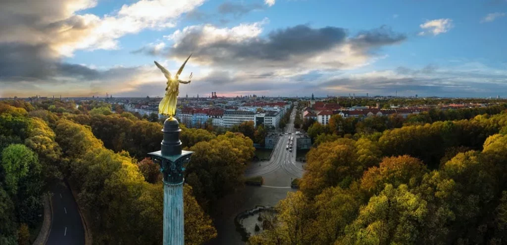 Blick über schönes Viertel in München im Herbst mit Siegesengel im Vordergrund