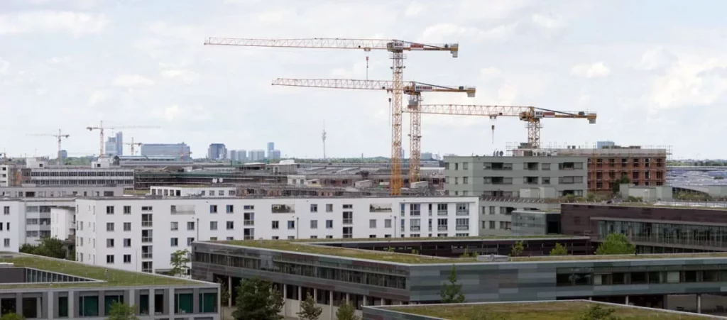 Neubauprojekte und Bauarbeiten mit Kränen und modernen Gebäuden.
