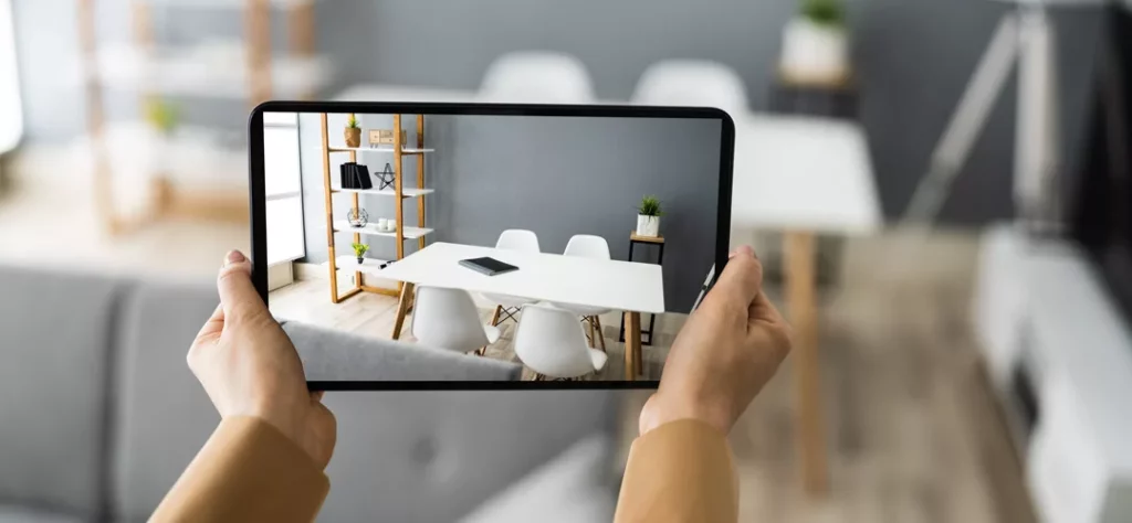 Person erstellt mit Tablet Fotos von der Wohnung
