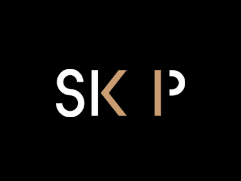 Logo von SKP auf schwarzem Hintergrund