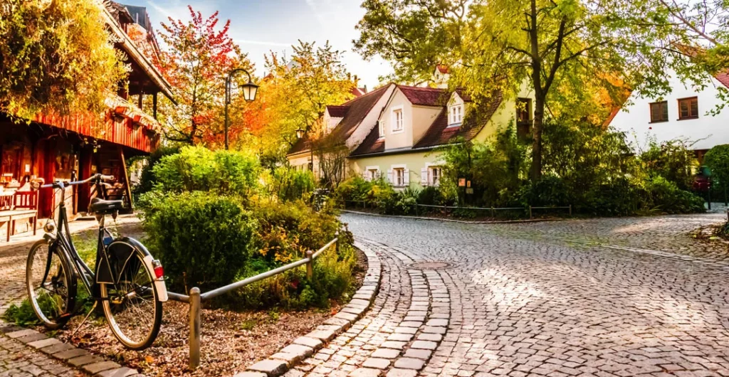 Schönes grünes Viertel mit Kopfsteinpflaster in München