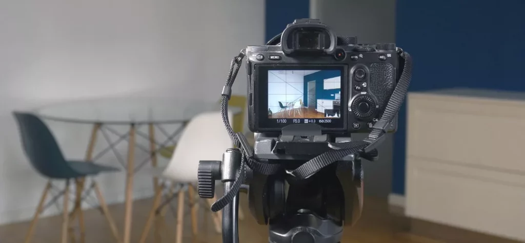 Kamera auf Stativ für Immobilienfotografie