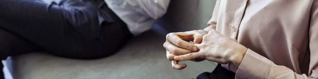 Frau lässt sich scheiden und nimmt Ehering ab