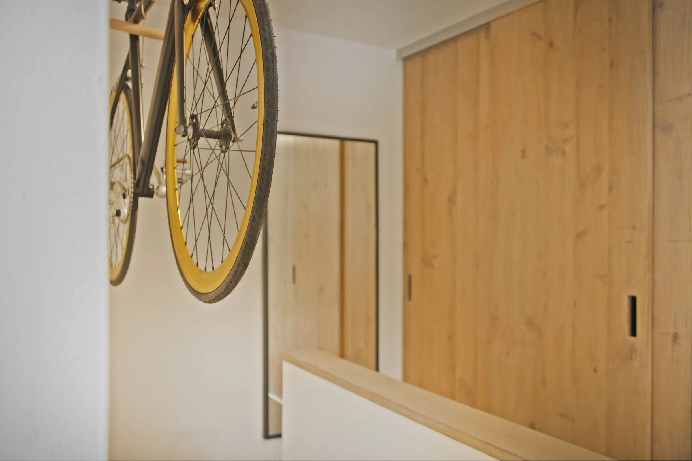 Moderne Wohnung mit Holzmöbeln in Gräfelfing