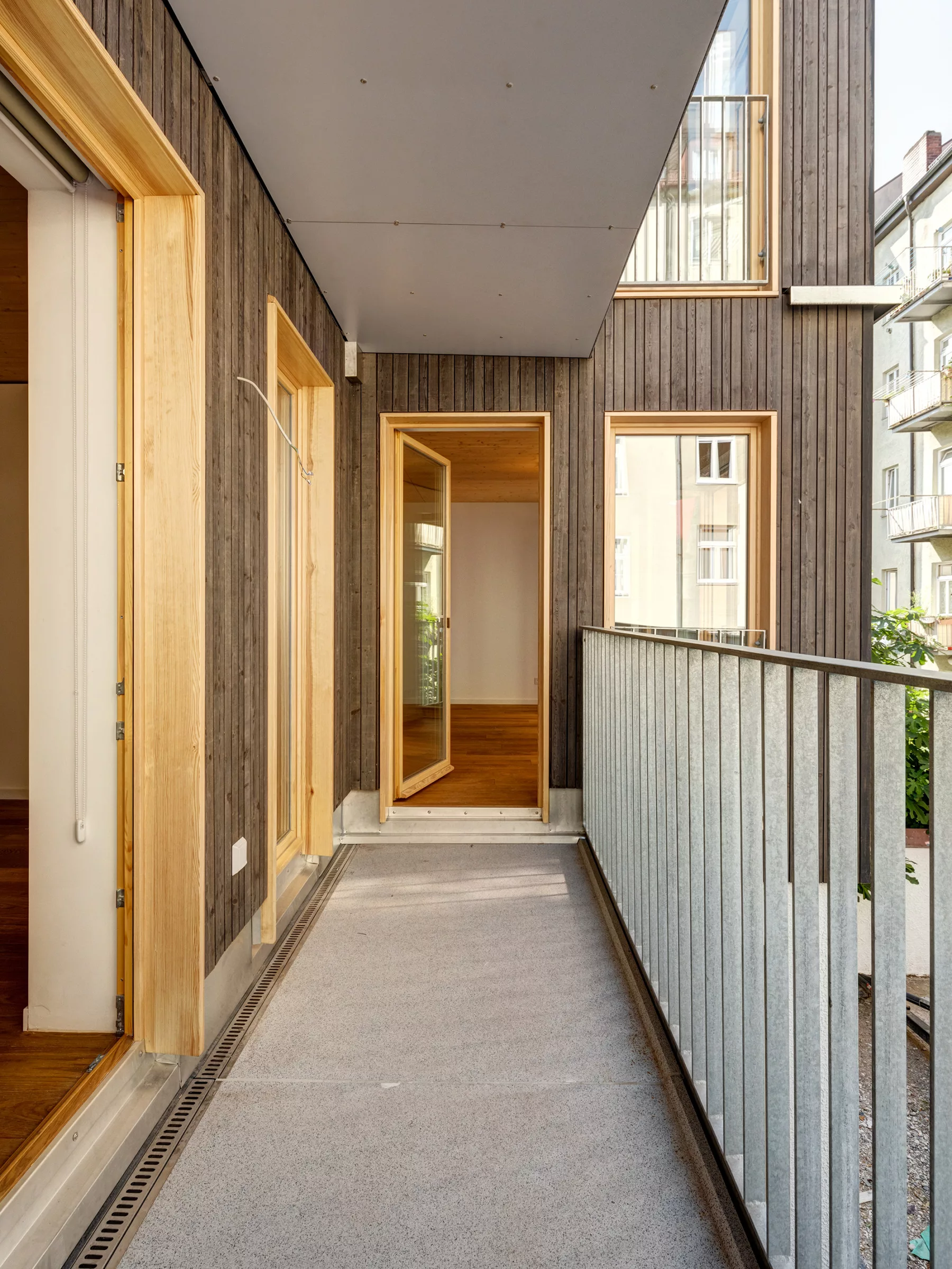 Moderne Balkonansicht mit Holzdetails.