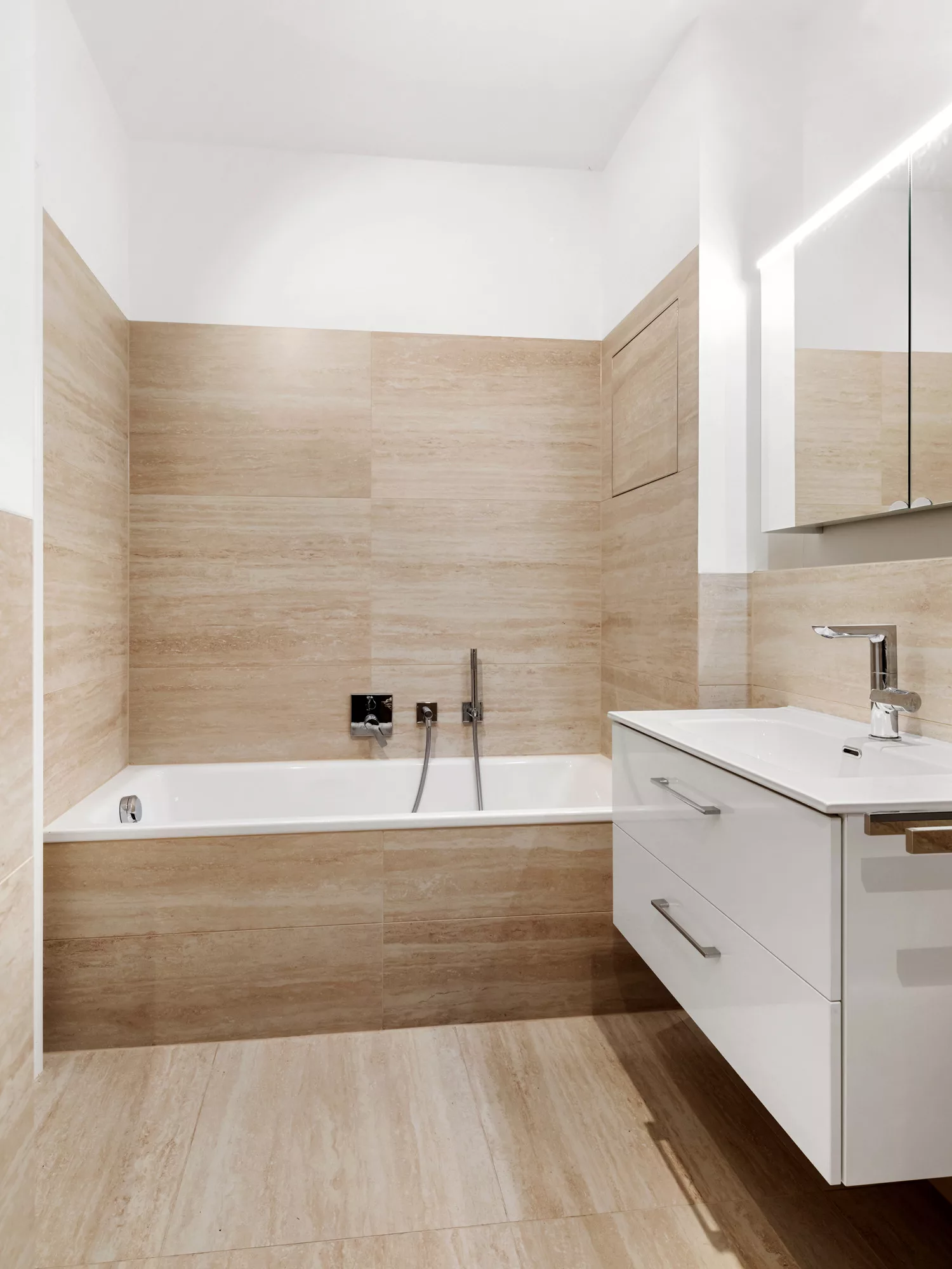 Modernes Badezimmer mit Badewanne und Waschbecken.