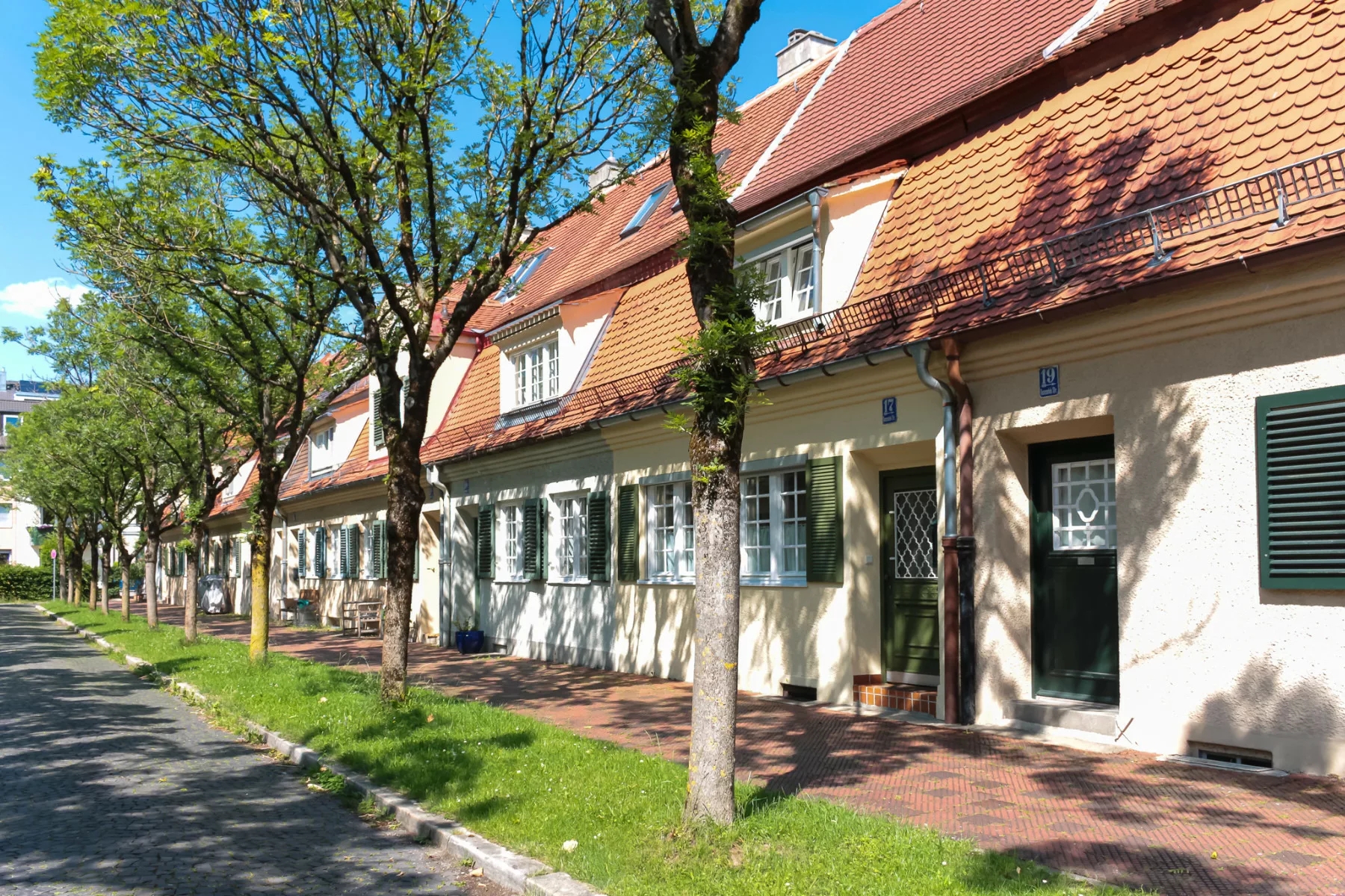 Reihenhäuser mit Fußgängerweg und Allee in Laim