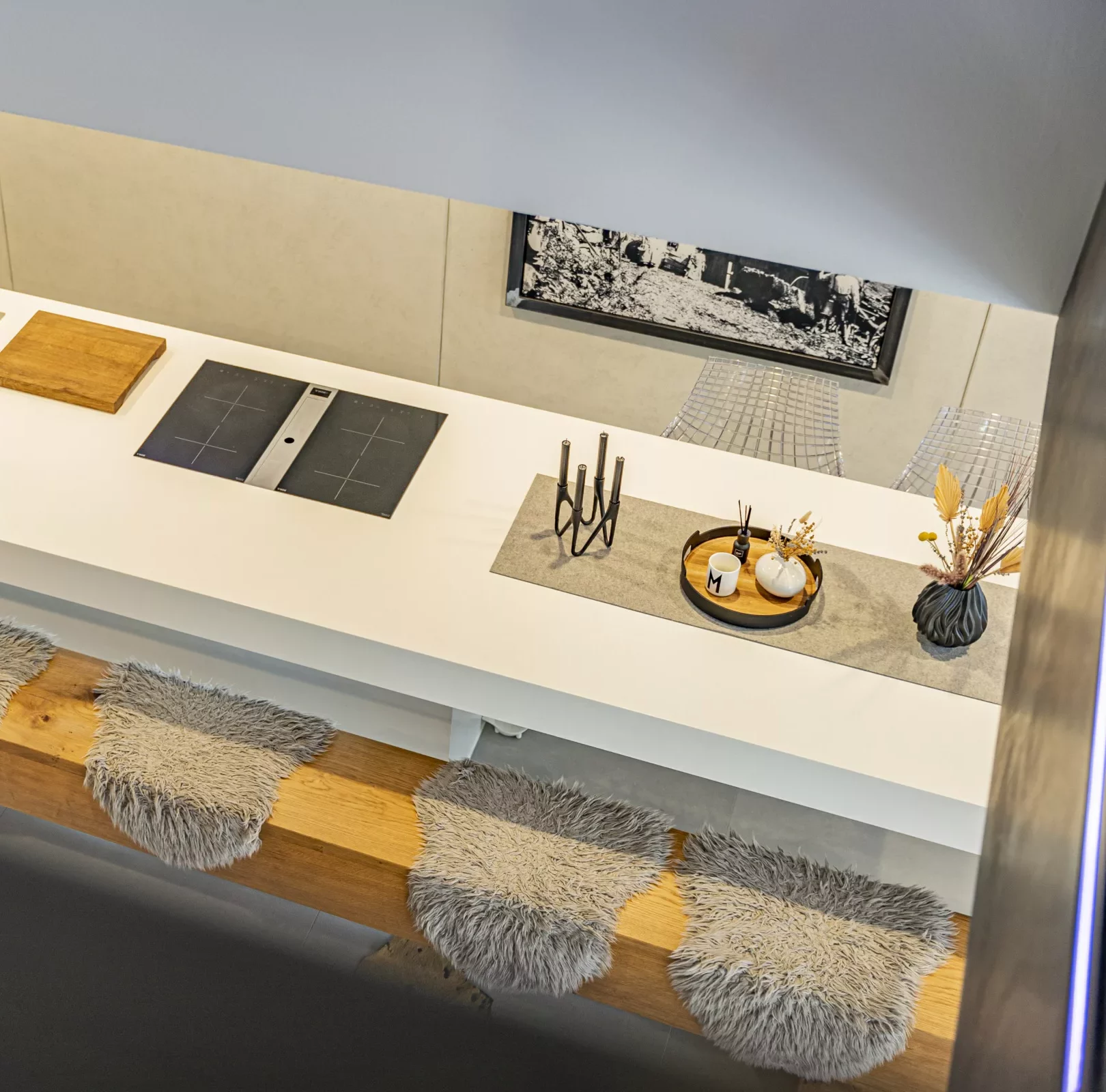 Moderne Küche mit Holzbank und eleganter Ausstattung