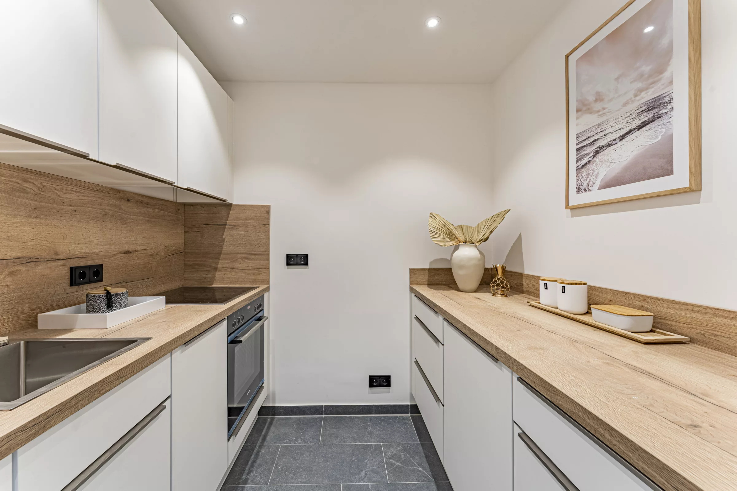 Moderne, helle Küche mit Holzdetails.