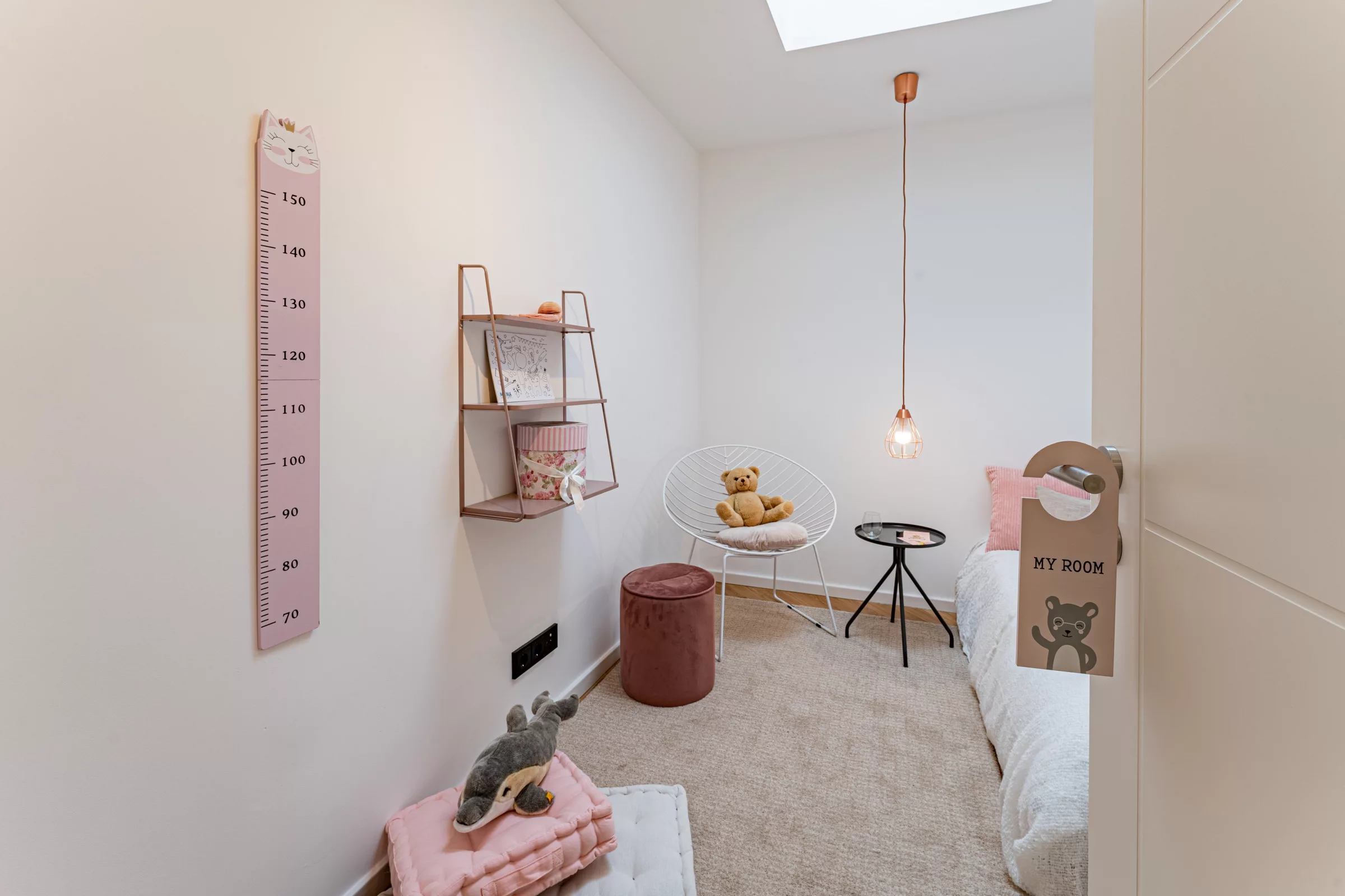 Helles Kinderzimmer mit Spielzeug und Möbeln in Feldmoching