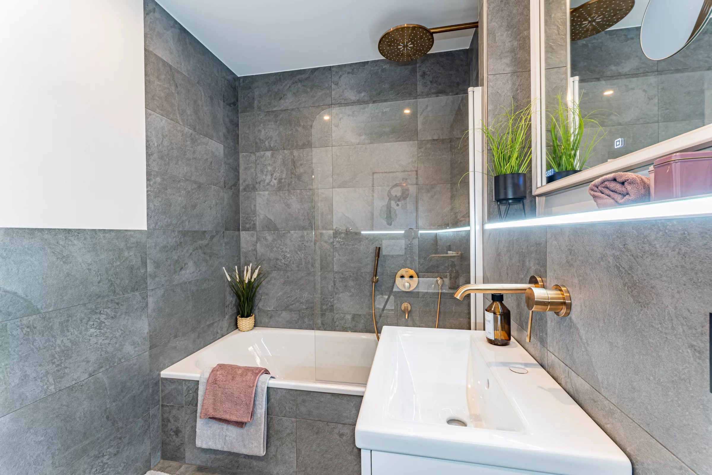 Modernes Badezimmer mit Badewanne und Waschbecken