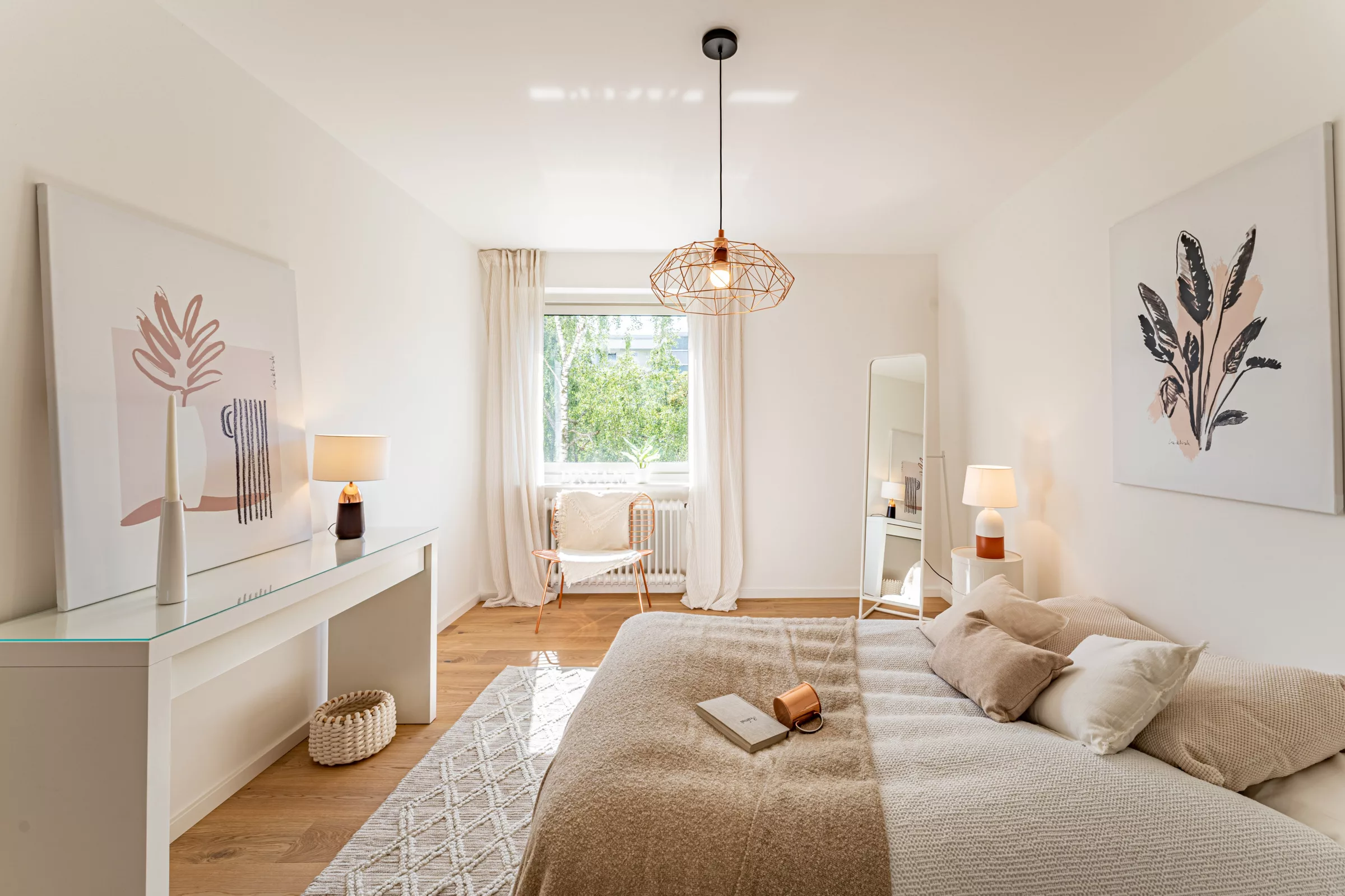 Helles, modernes Schlafzimmer mit Dekoration.