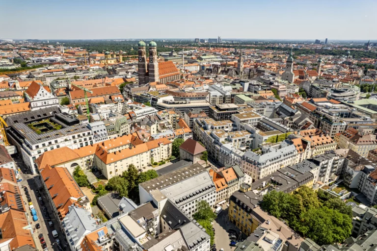 Luftaufnahme einer urbanen Landschaft in München.