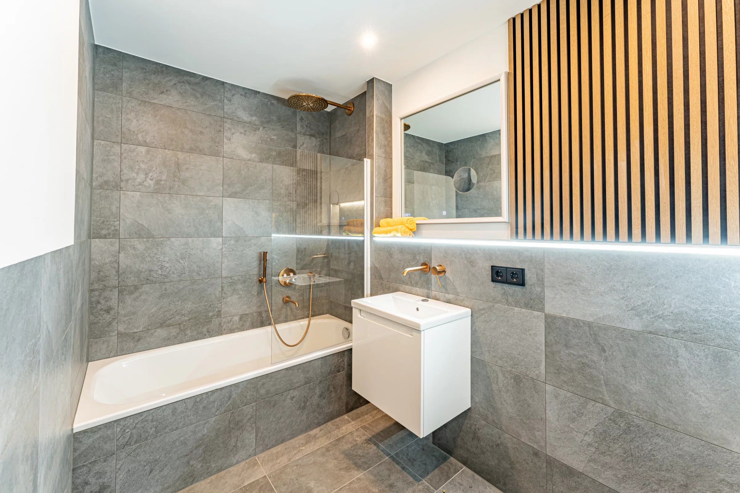 Modernes Badezimmer mit Dusche und Badewanne