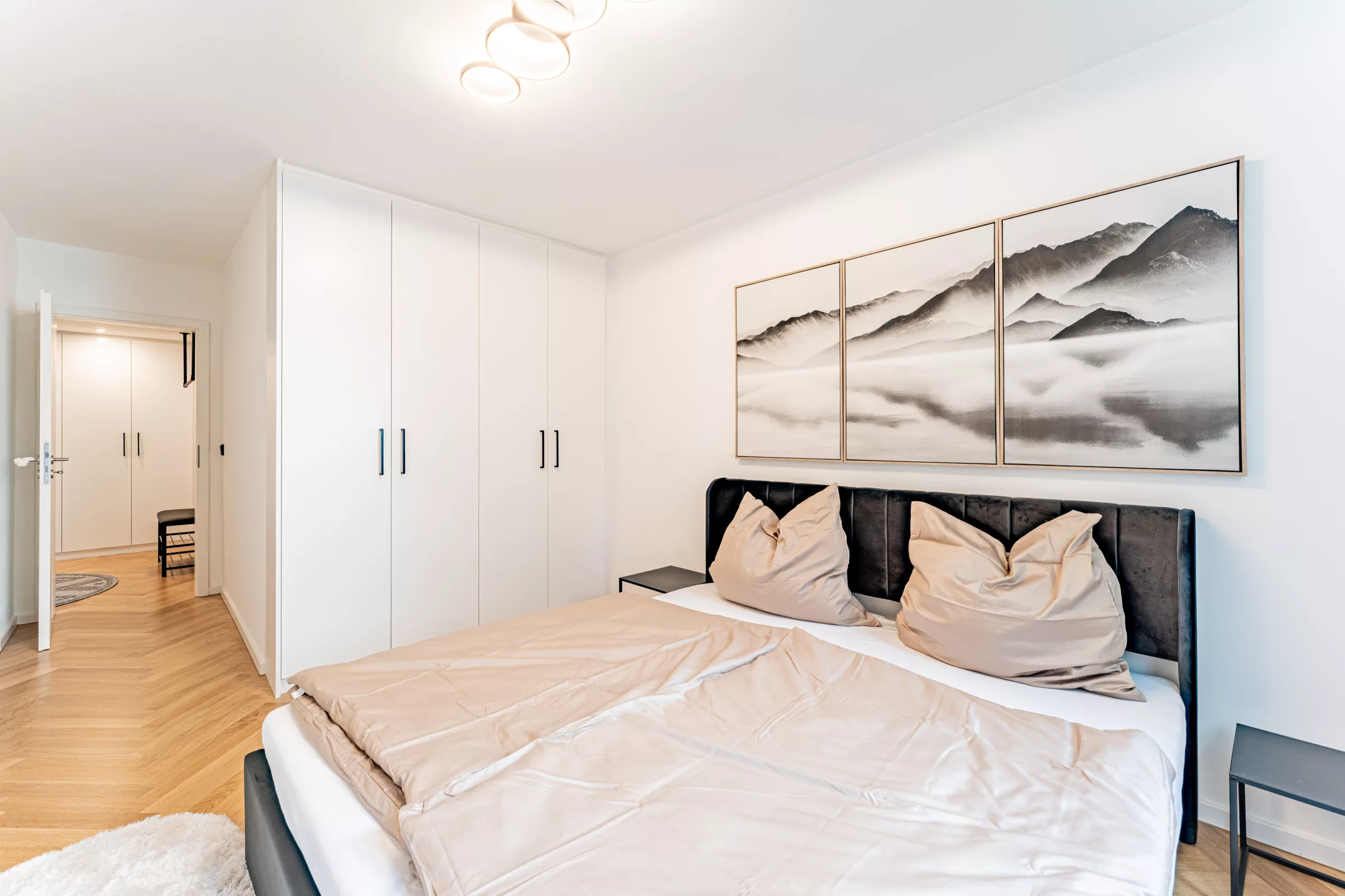 Modernes Schlafzimmer mit stilvollem Möbeldesign
