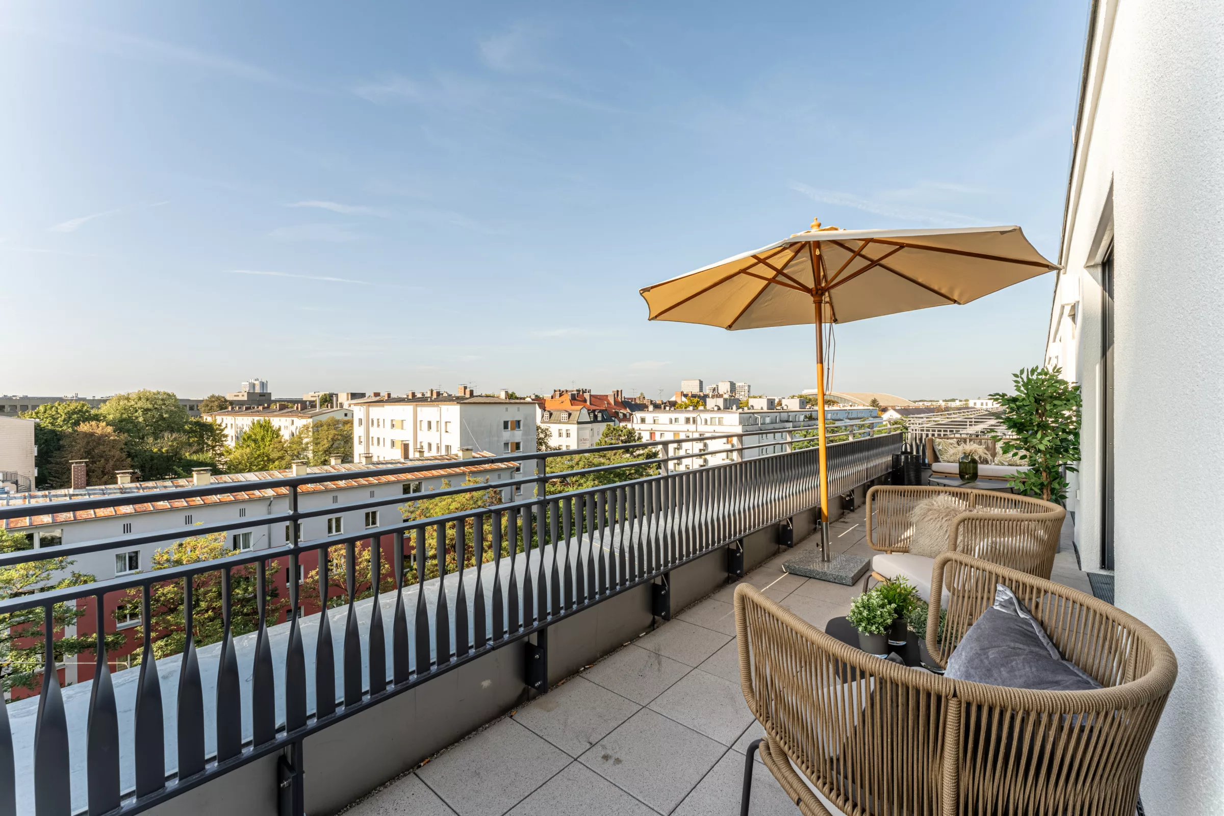 Gemütlicher Balkon mit Blick auf die Stadt.