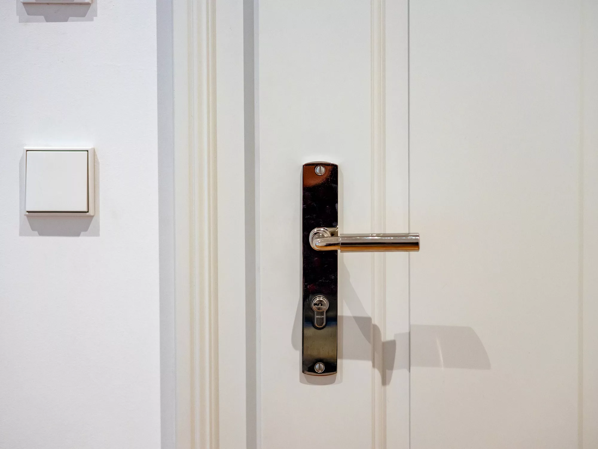 Detailansicht einer modernen Tür und Türgriff.