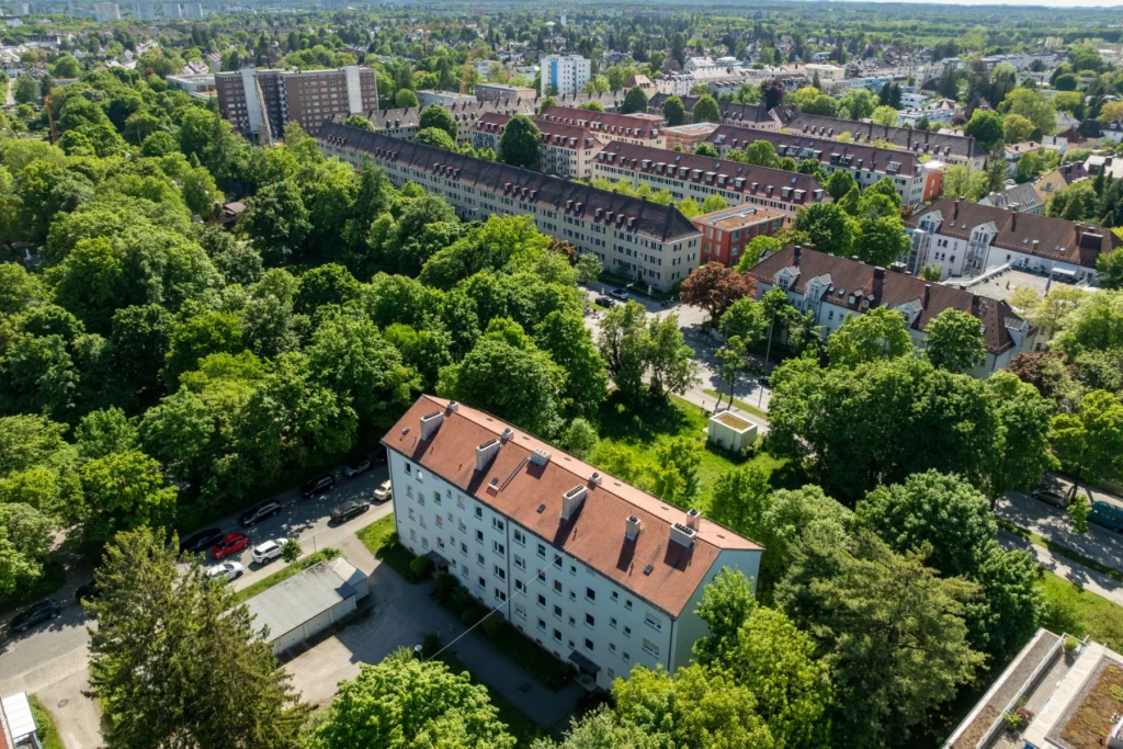 Luftaufnahme einer städtischen Wohngegend in Laim mit Bäumen.