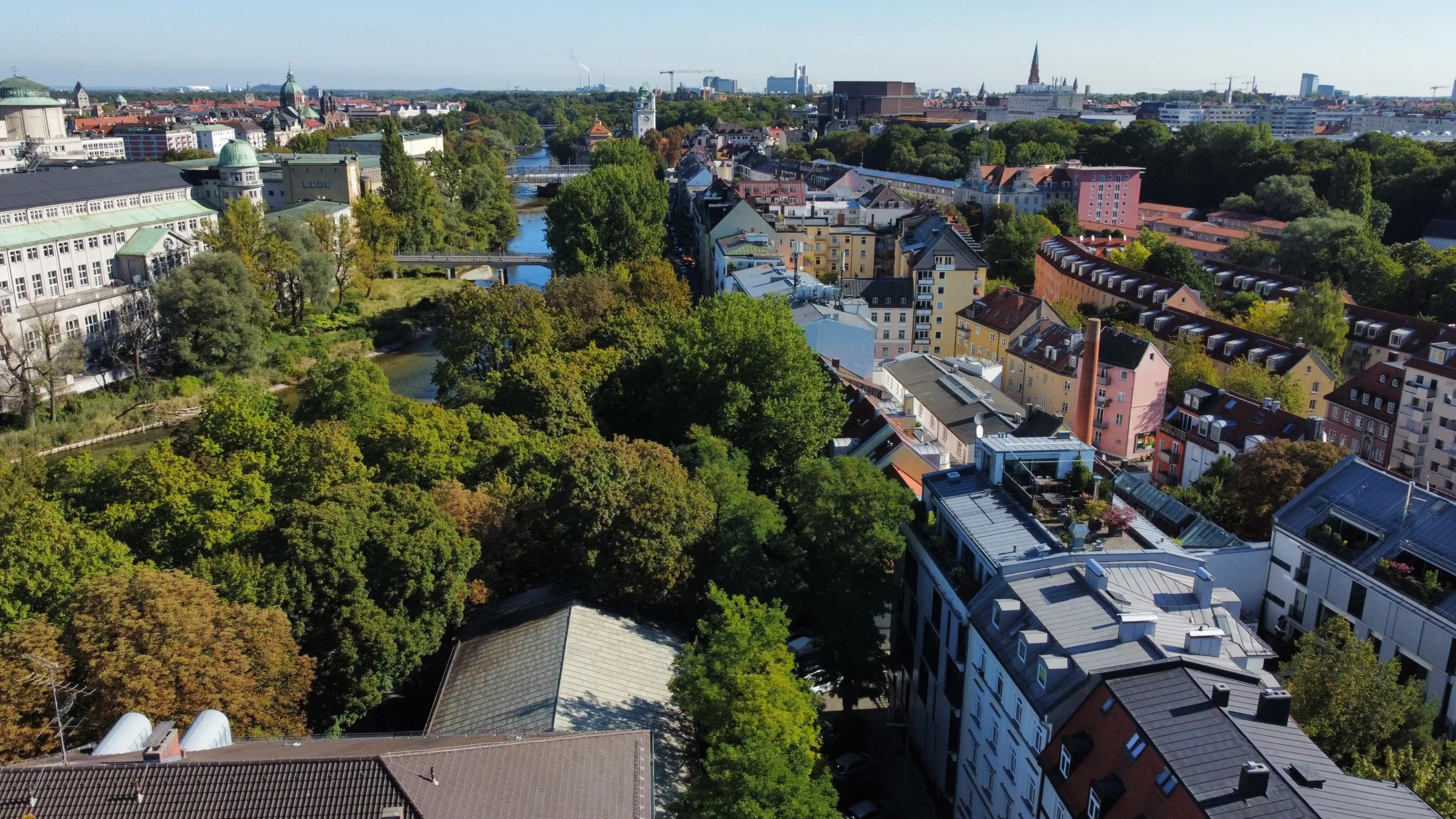 Luftaufnahme einer Stadt mit Fluss und Bäumen in München-Au