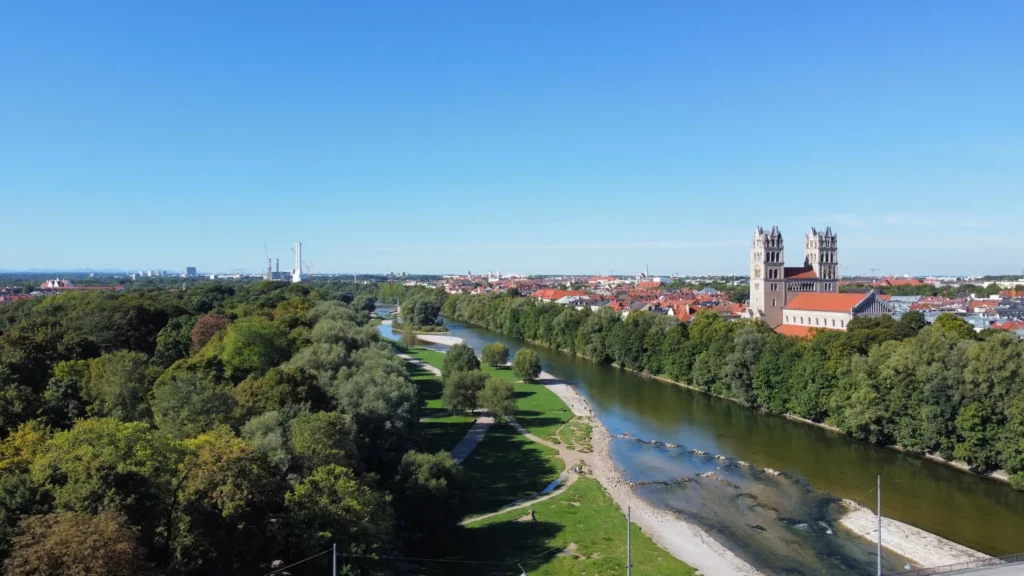 Panoramaansicht von der Au mit Fluss und Bäumen.