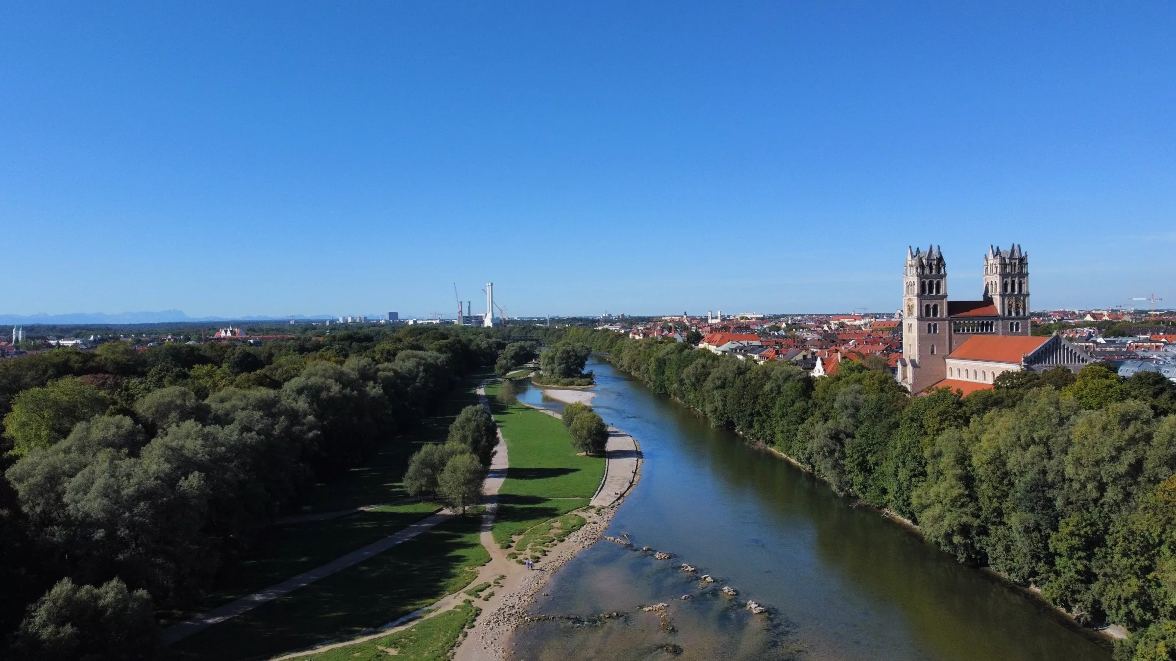 Luftaufnahme des Flusses mit Stadtansicht