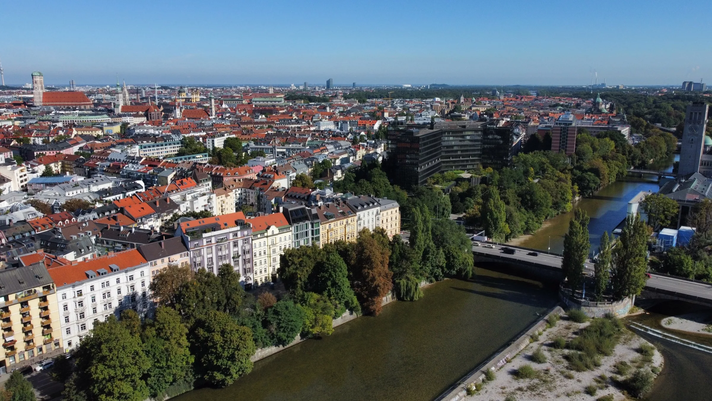 Luftaufnahme der Au mit Fluss und Gebäuden.