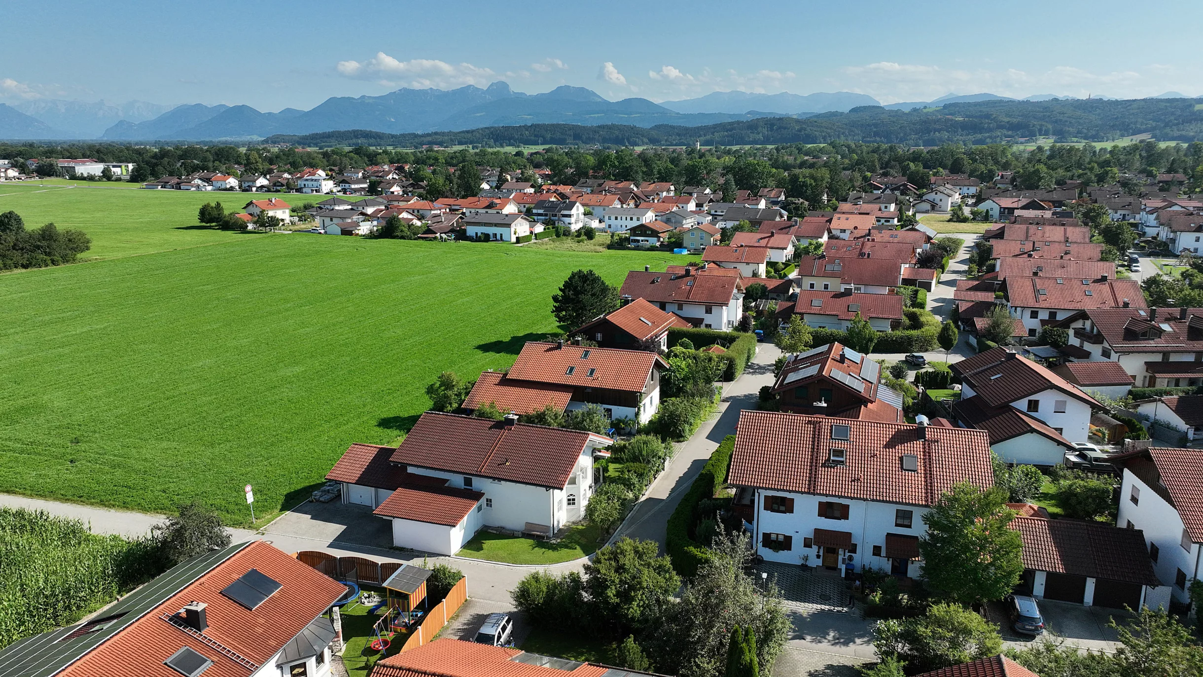 Luftaufnahme von Wohnhäusern und Wiesen