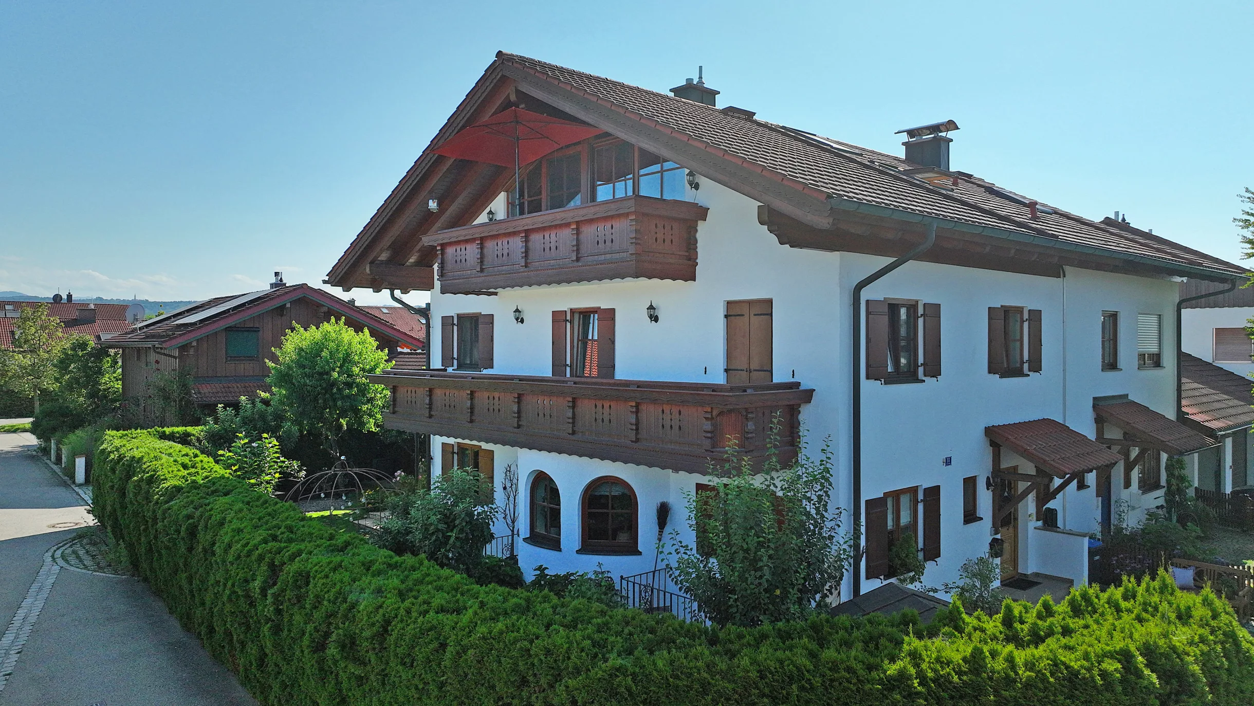 Außenansicht eines modernen, traditionellen Hauses